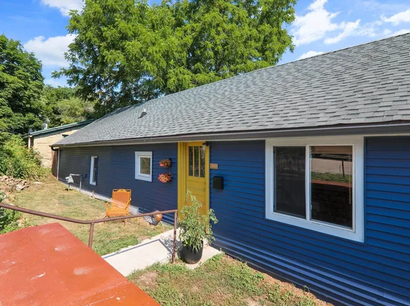 235 6th St, Mineral Point, WI 53565