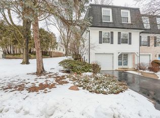 20 Hickory Ln, Oakwood Hills, IL 60013