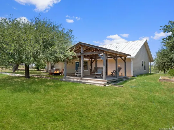 1227 CR 104, Floresville, TX 78114