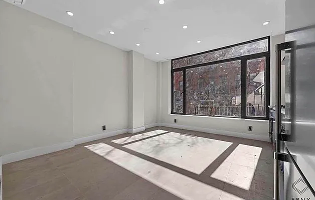 Living room, photo 1