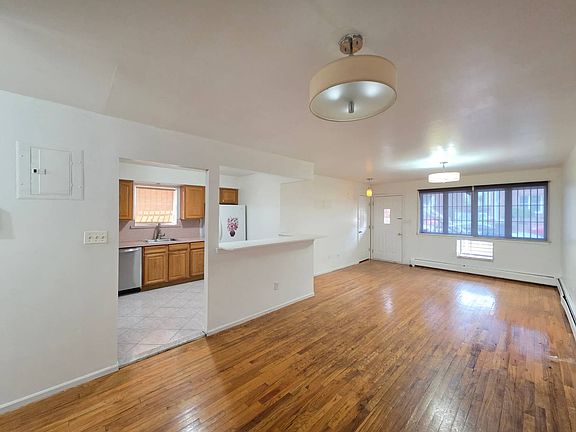 4th image of 135 Bay 17th St APT 1