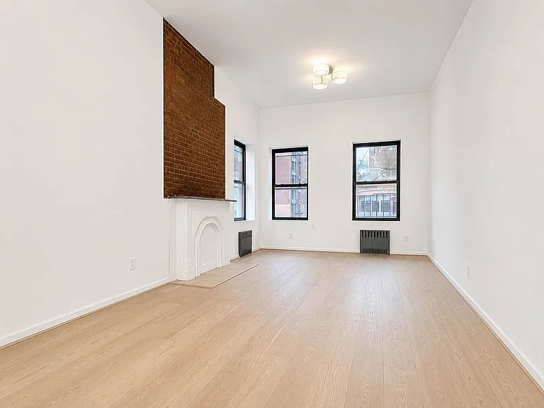 100 W 27th St — Photo 1
