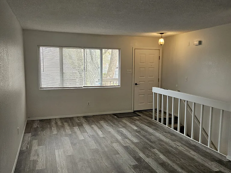 872 Russell St — Photo 4