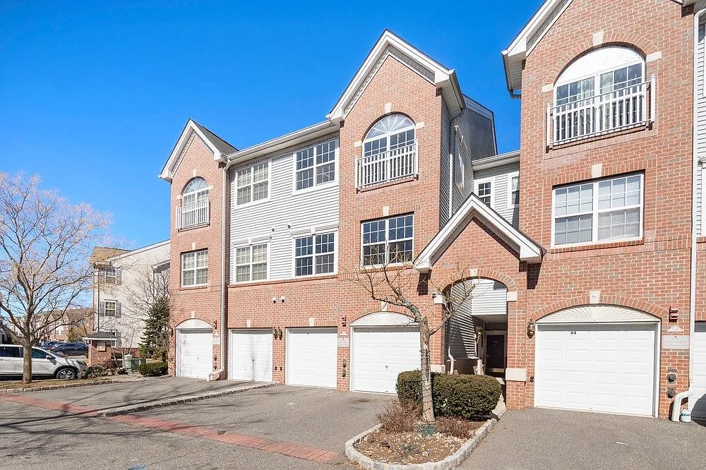 90 Lyon Ct #Townhouse photo 1
