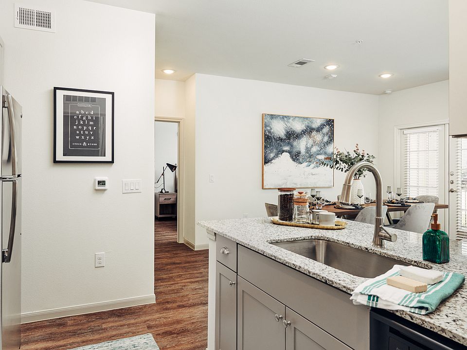 Stonegrove Fall Creek Apartments Kitchen