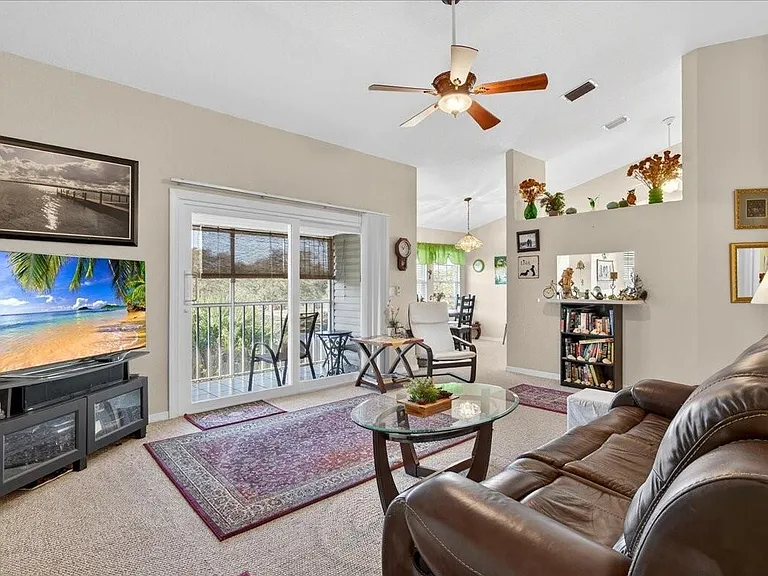 1810 Waterford Dr #6 — Photo 3