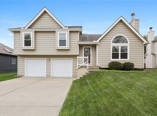 1733 SE 12th St, Lees Summit, MO 64081