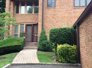21 Windsor Gate Dr. #21, North hills, NY 11040