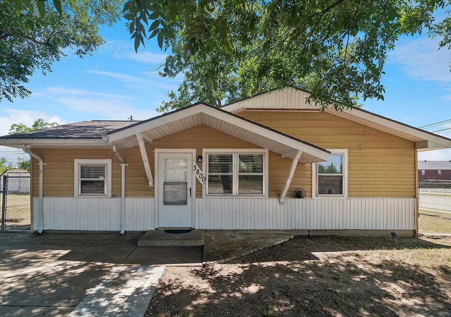 Cute 4-Bedroom — Photo 1