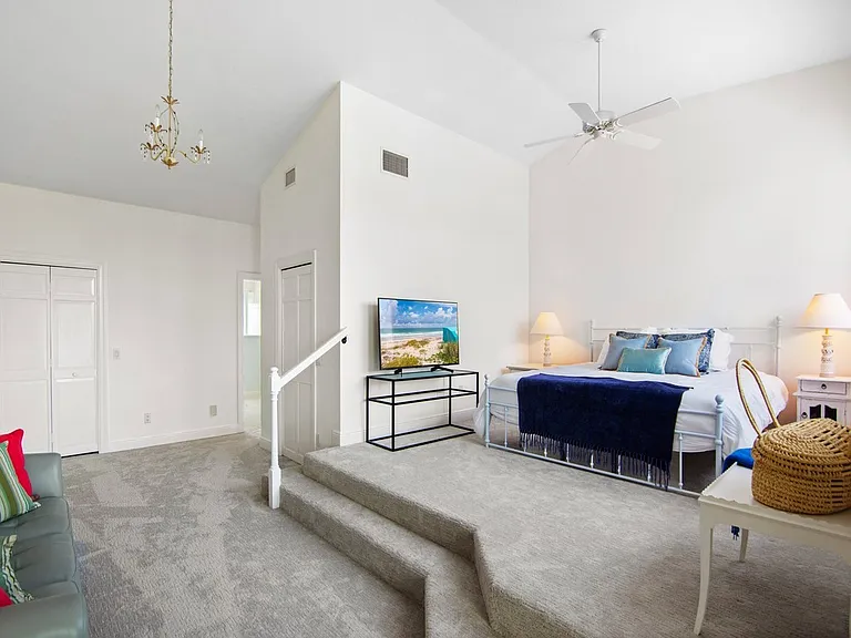 560 N Monterey Dr — Photo 22