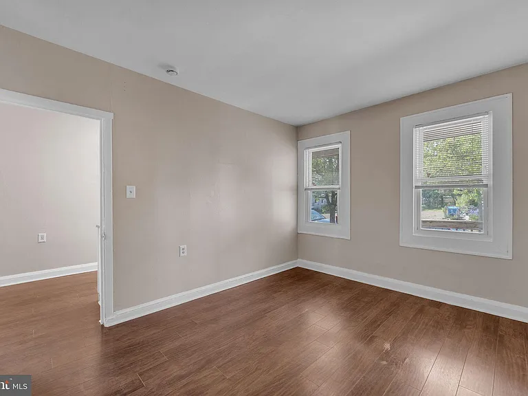315 Burlington Ave — Photo 5
