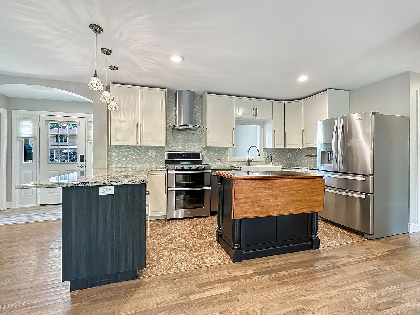 4 bed, 3.0 bath, 2390 sqft, $3,145 — Photo 4