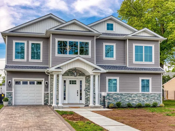 35 Emerson Street, Dix Hills, NY 11746