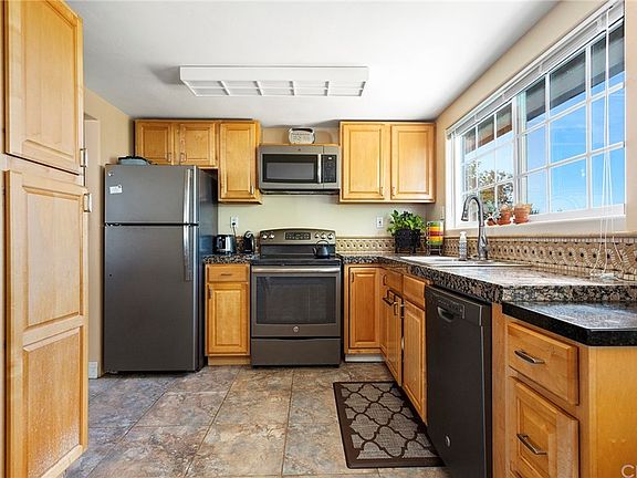 5th image of 421 Washingtonia Dr