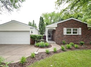 1910 N Verde Dr, Arlington Heights, IL 60004