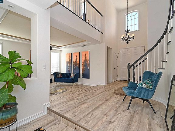 5th image of 829 Deer Spring Cir