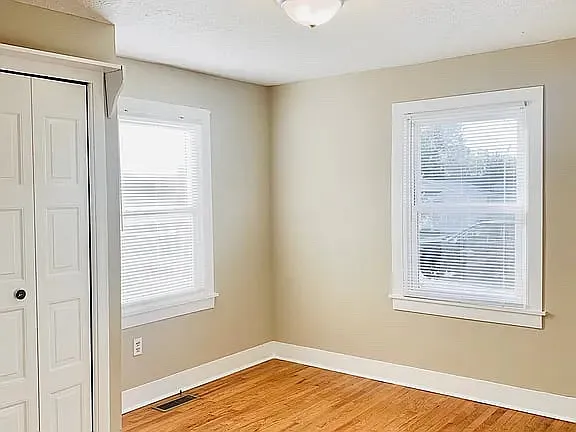 1537 Kenton St — Photo 2