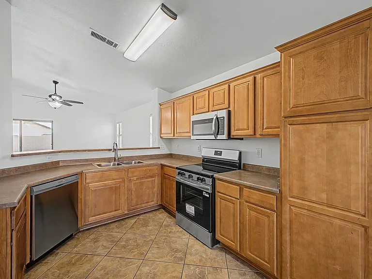 25875 W Saint Catherine Ave — Photo 2