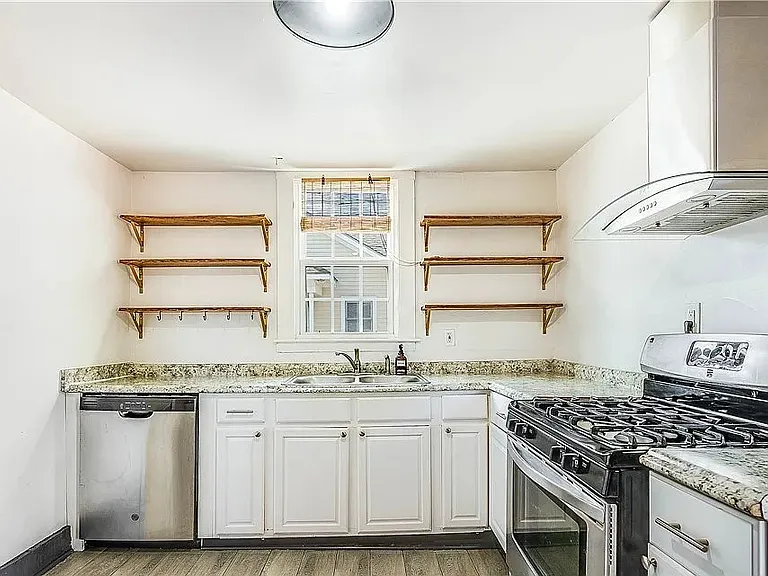 634 W 32nd St — Photo 33
