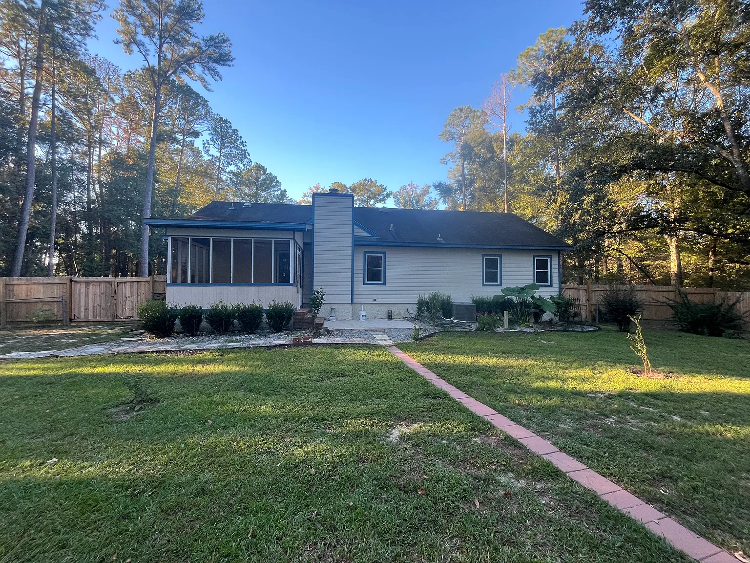 3 bed, 1406 sqft, $2,000 — Photo 2
