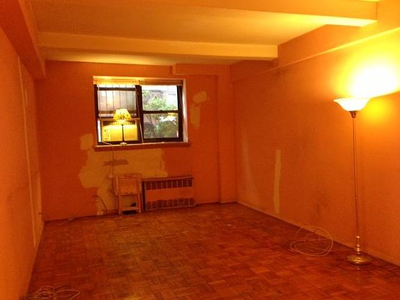 4th image of 150 E 27th St