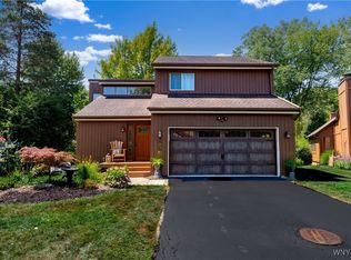 7 Hummingbird Ln, Amherst, NY 14228