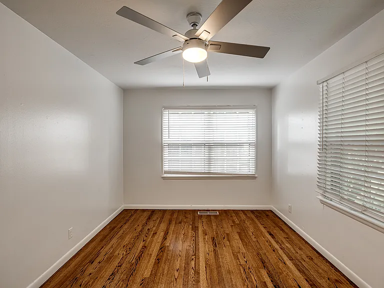 4620 N Harvey Pkwy — Photo 26