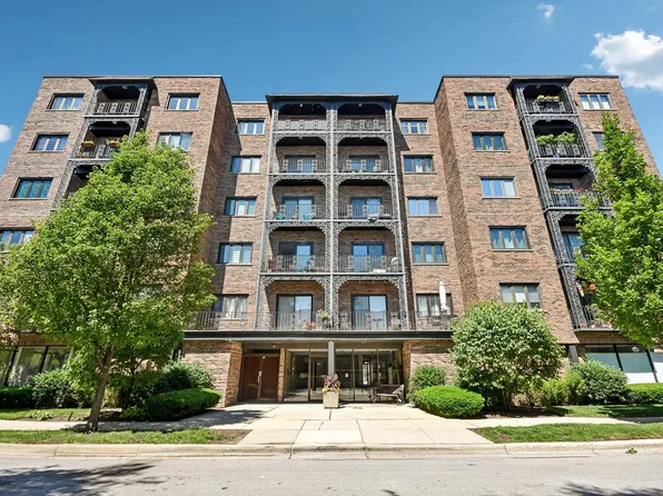 414 Clinton Pl APT 502, River Forest, IL 60305