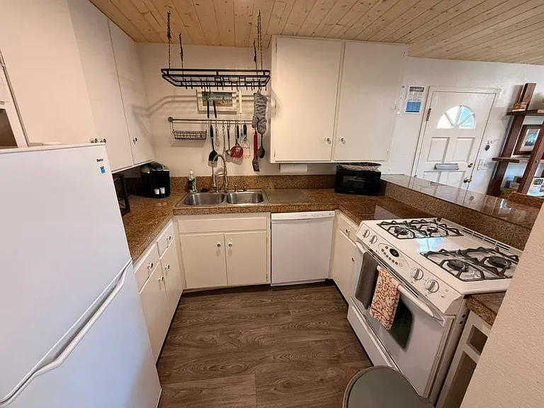 822 Island Ct — Photo 7