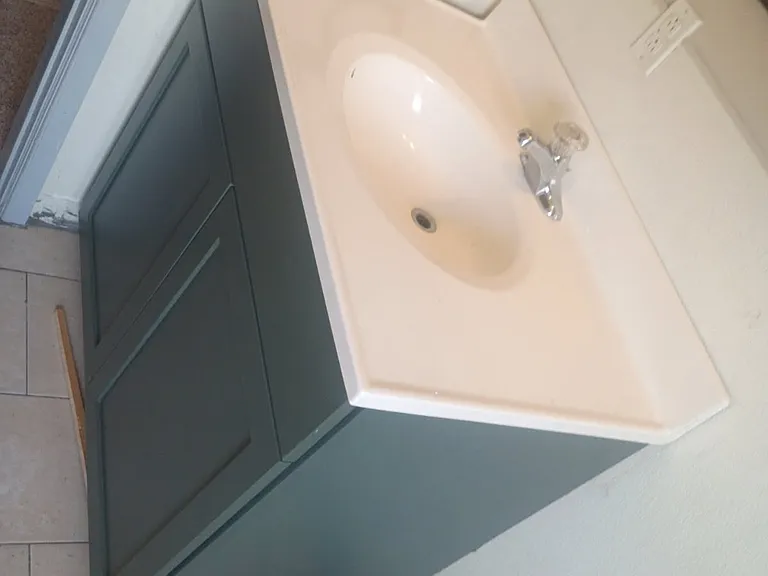 Full bath off hallway