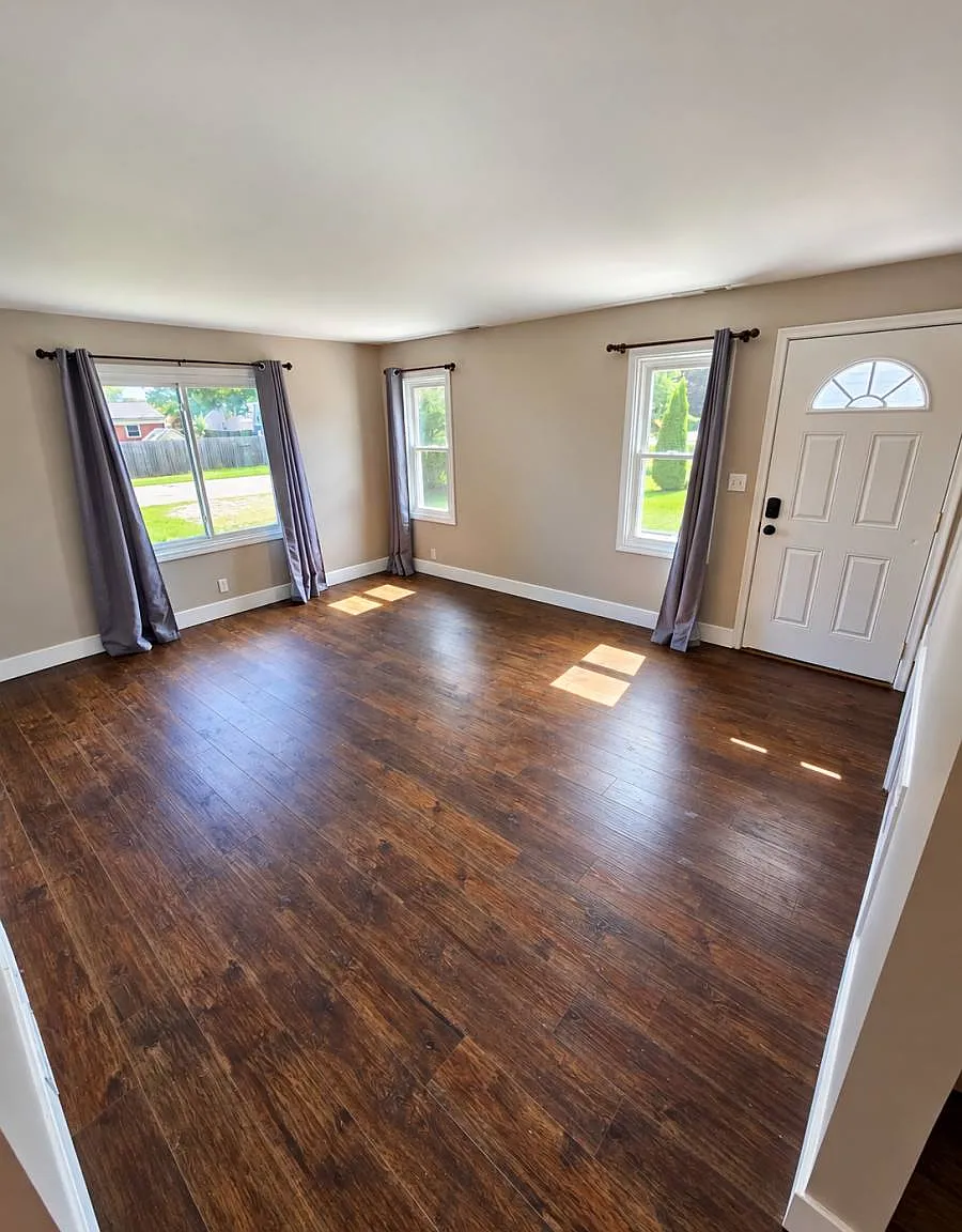 47211 Betty St in Utica, MI 48317 — Photo 2