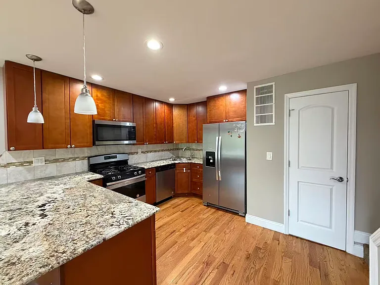 18 Hill St — Photo 3