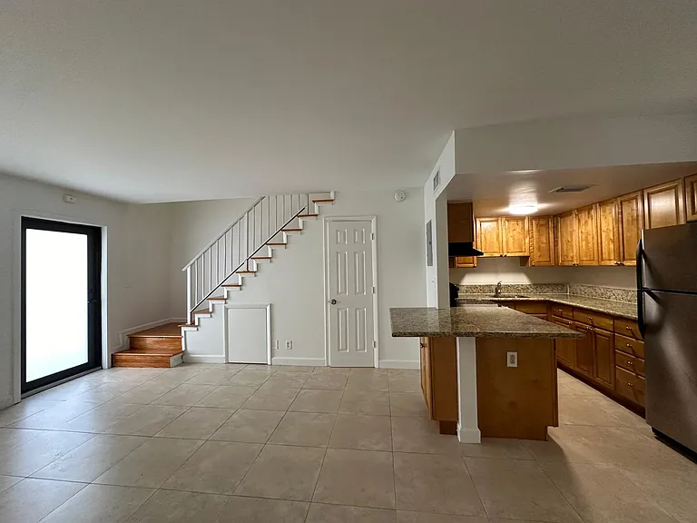 2705 NE 9th Ave — Photo 4