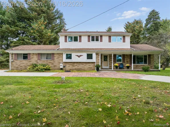 5372 Daniel Dr, Brighton, MI 48114