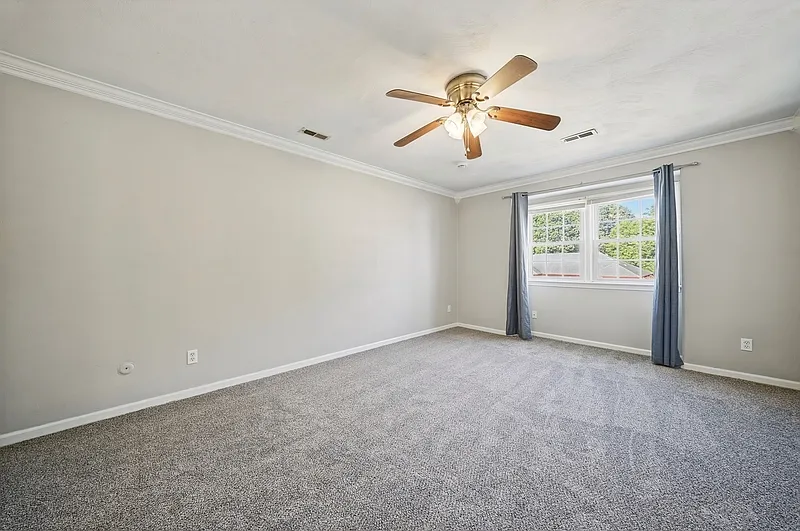 4 bed, 2.5 bath, 1800 sqft, $2,600 — Photo 3
