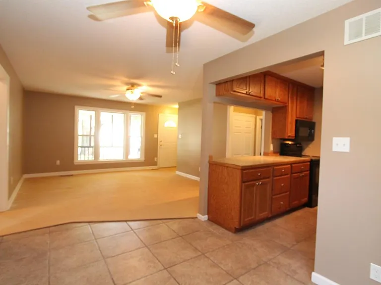 2242 E Aloma dining area and breakfast bar