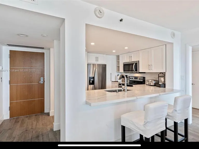400 S Pointe Dr #1102 — Photo 16