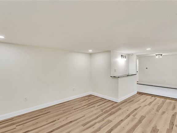 4th image of 2211 Saxonburg Blvd