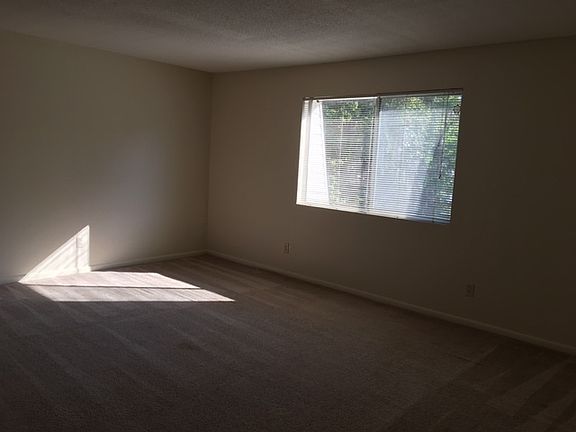 3rd image of 1004 N Oak St APT 12