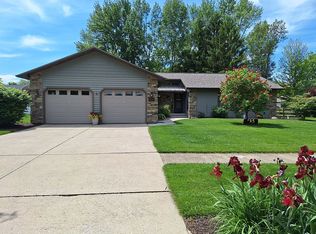 735 McKinley Dr, Bowling Green, OH 43402