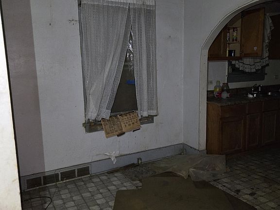 3rd image of 813 N 81st St