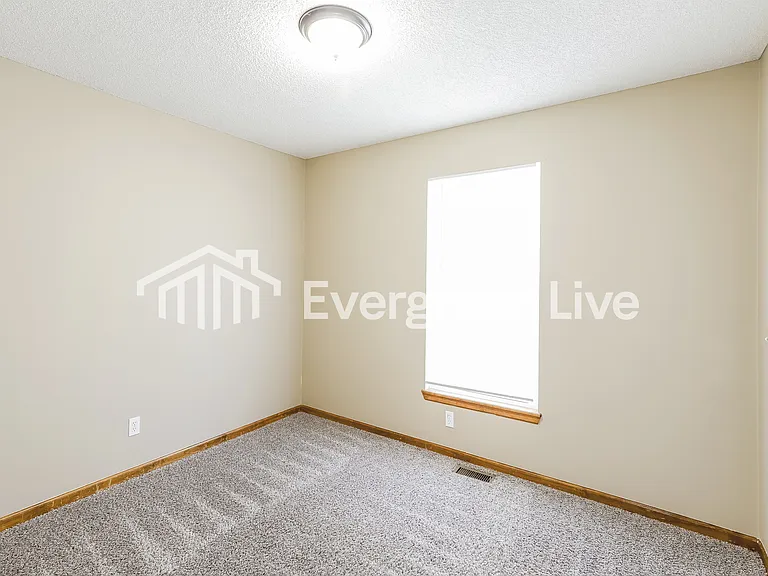 11024 N Kenwood Ave — Photo 11