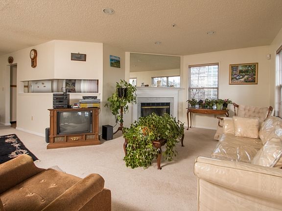 4th image of 105 13th Ave #9L