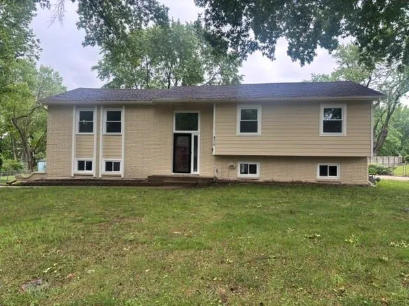 9315 Grant Dr, Overland Park, KS 66212