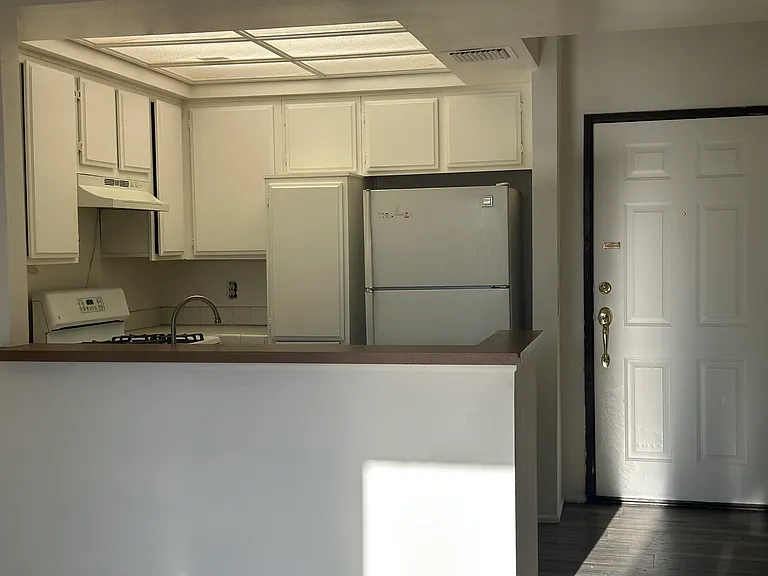 6323 Reseda Blvd #33 — Photo 3