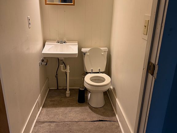 3rd image of 89 Riverside Dr APT 2