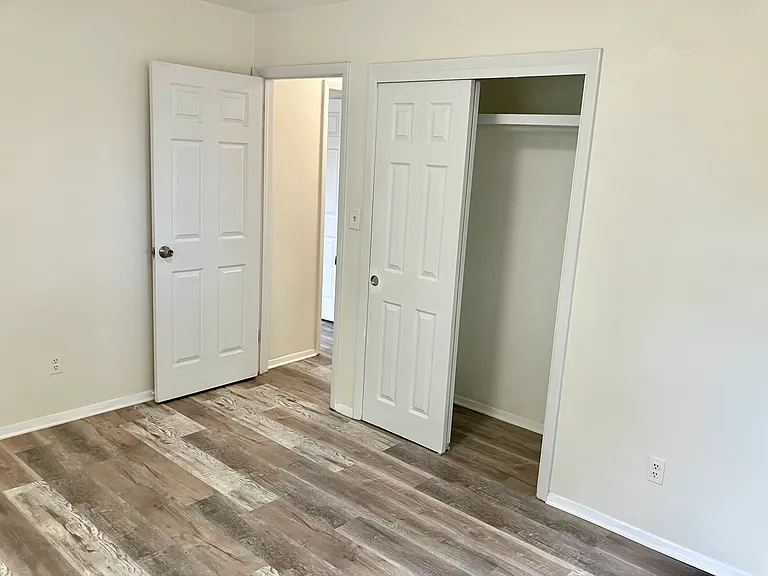 LARGE BEDROOM 2