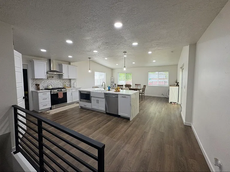 2981 W Tivoli Ln — Photo 2