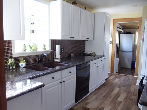 Kitchen has granite