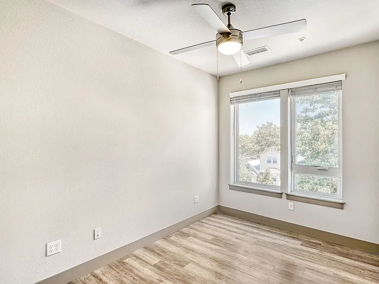 4923 King St — Photo 53
